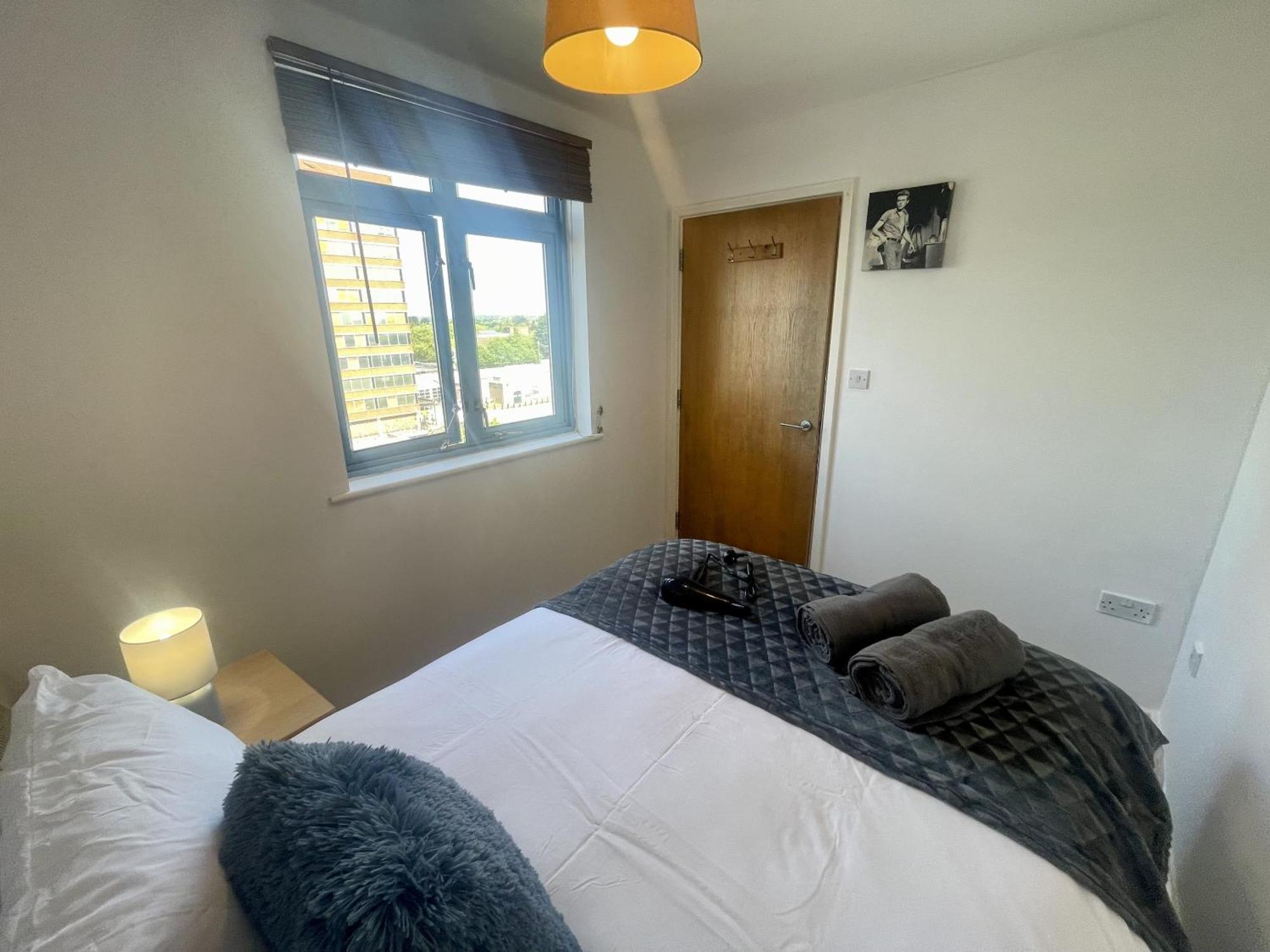 Hk Life Serviced Apartment , City Centre 스윈던 외부 사진