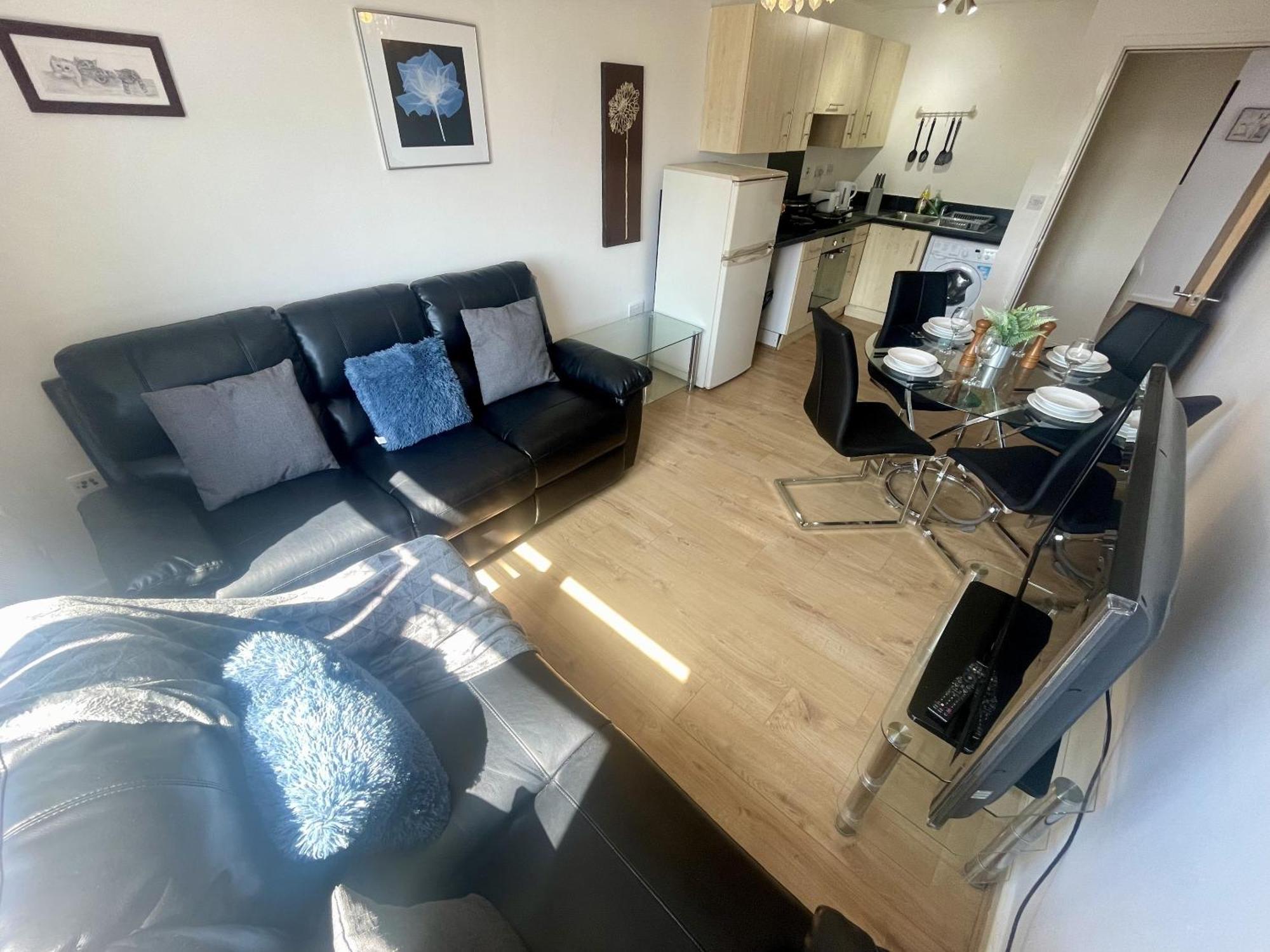 Hk Life Serviced Apartment , City Centre 스윈던 외부 사진