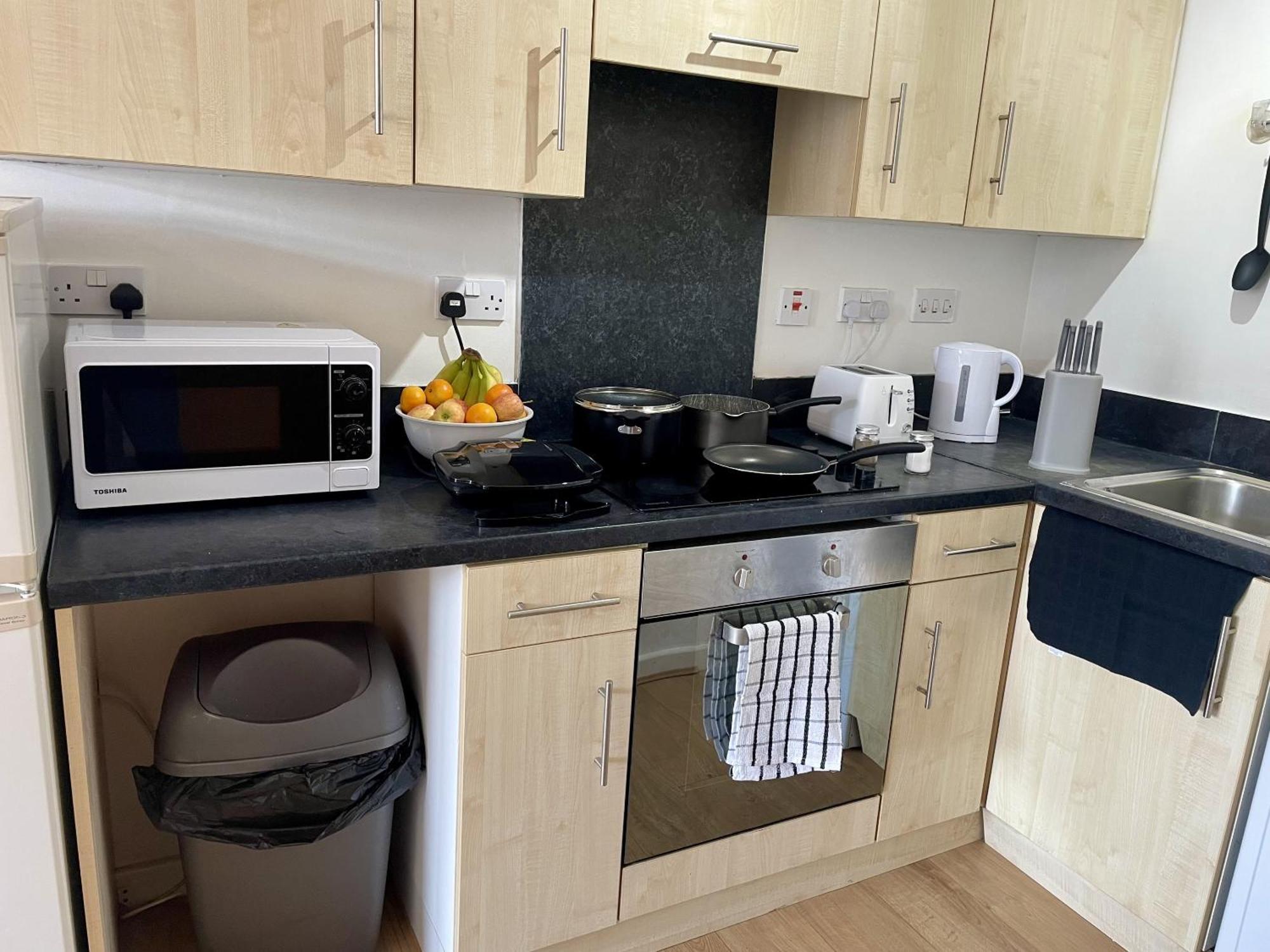 Hk Life Serviced Apartment , City Centre 스윈던 외부 사진
