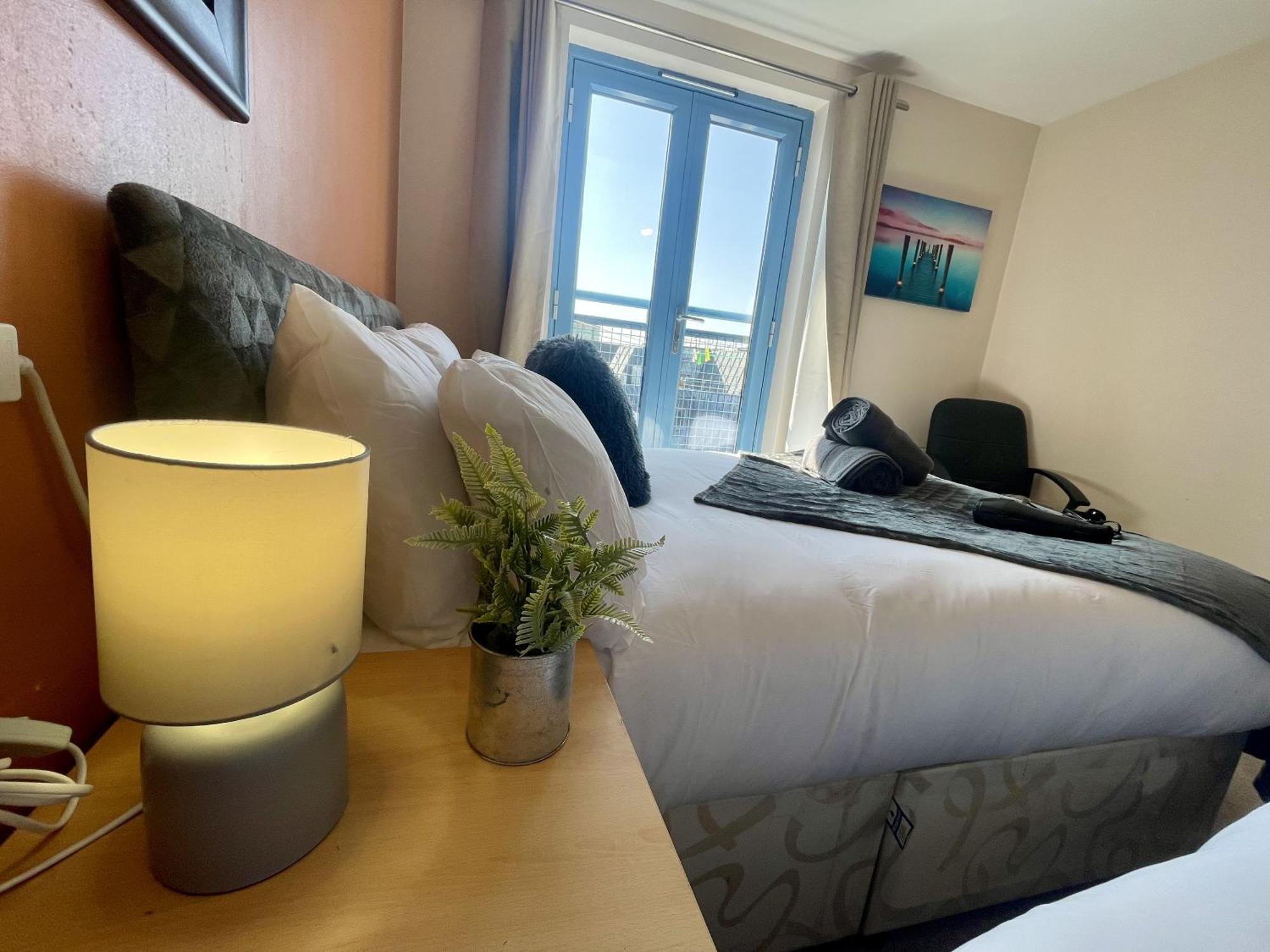 Hk Life Serviced Apartment , City Centre 스윈던 외부 사진