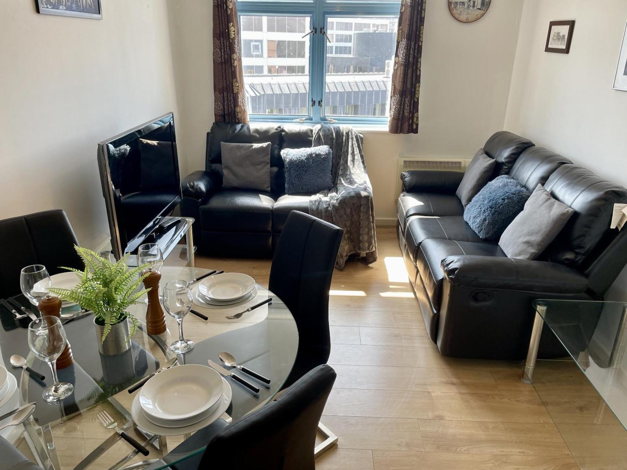 Hk Life Serviced Apartment , City Centre 스윈던 외부 사진