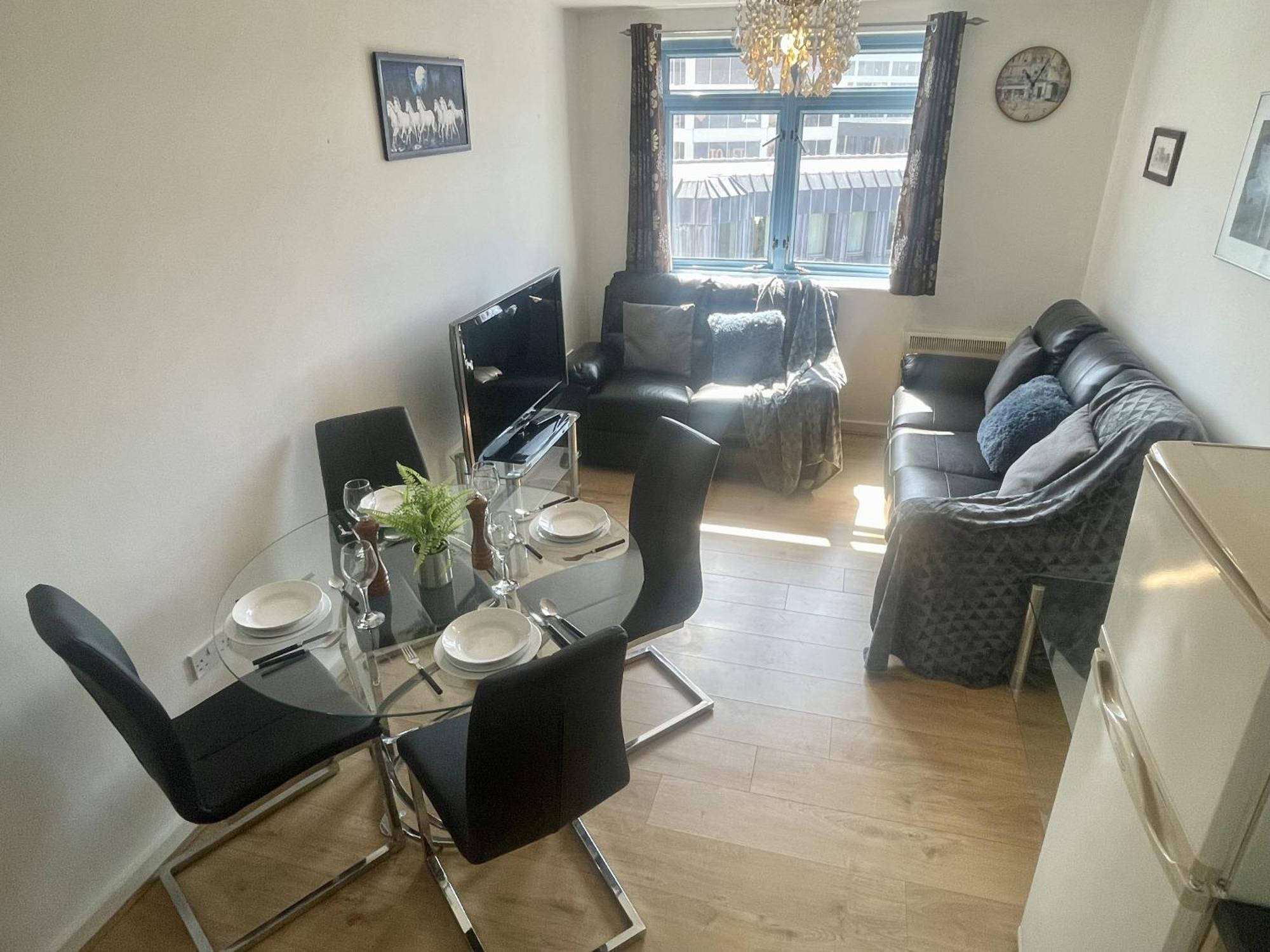 Hk Life Serviced Apartment , City Centre 스윈던 외부 사진
