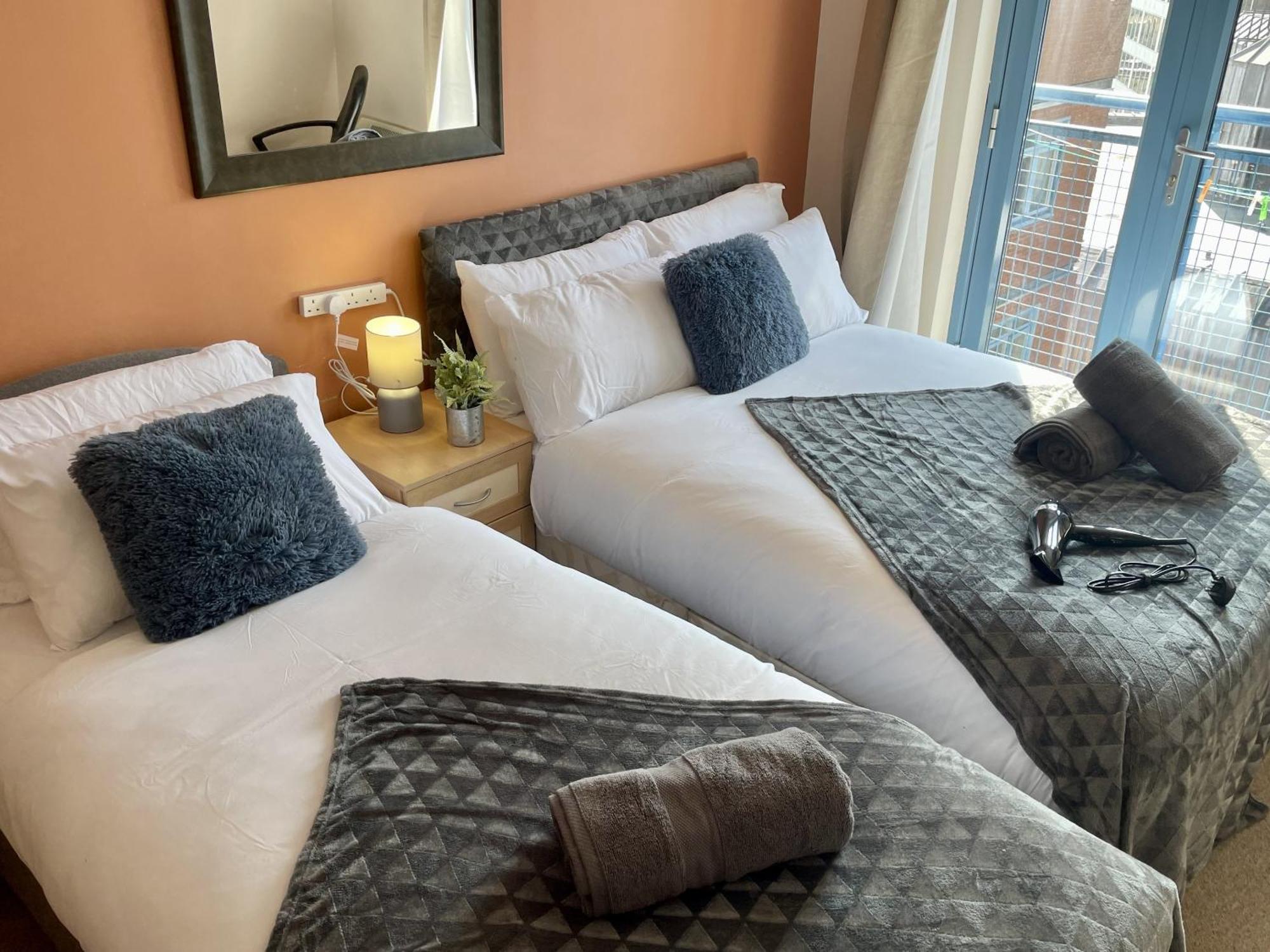 Hk Life Serviced Apartment , City Centre 스윈던 외부 사진