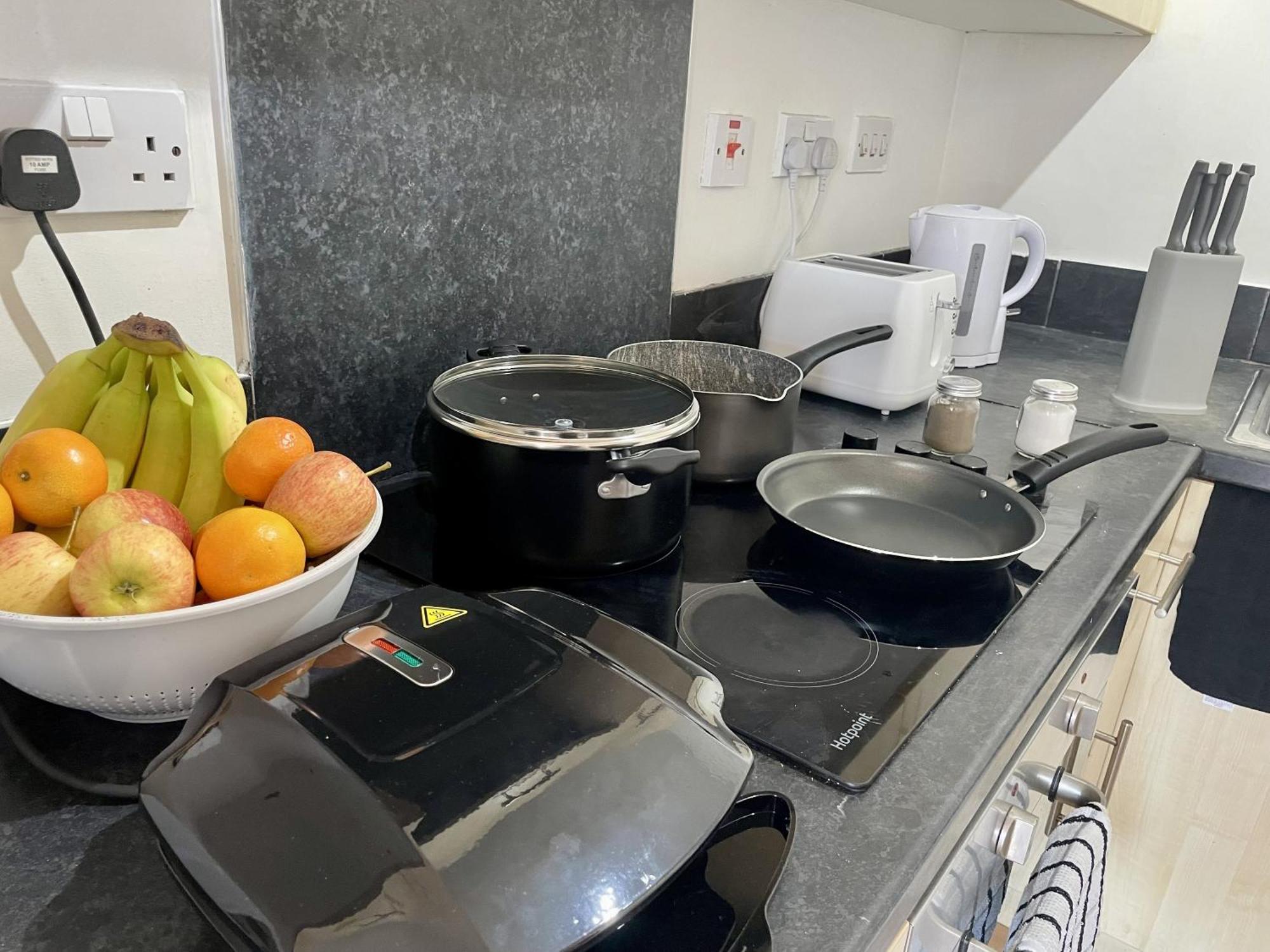 Hk Life Serviced Apartment , City Centre 스윈던 외부 사진