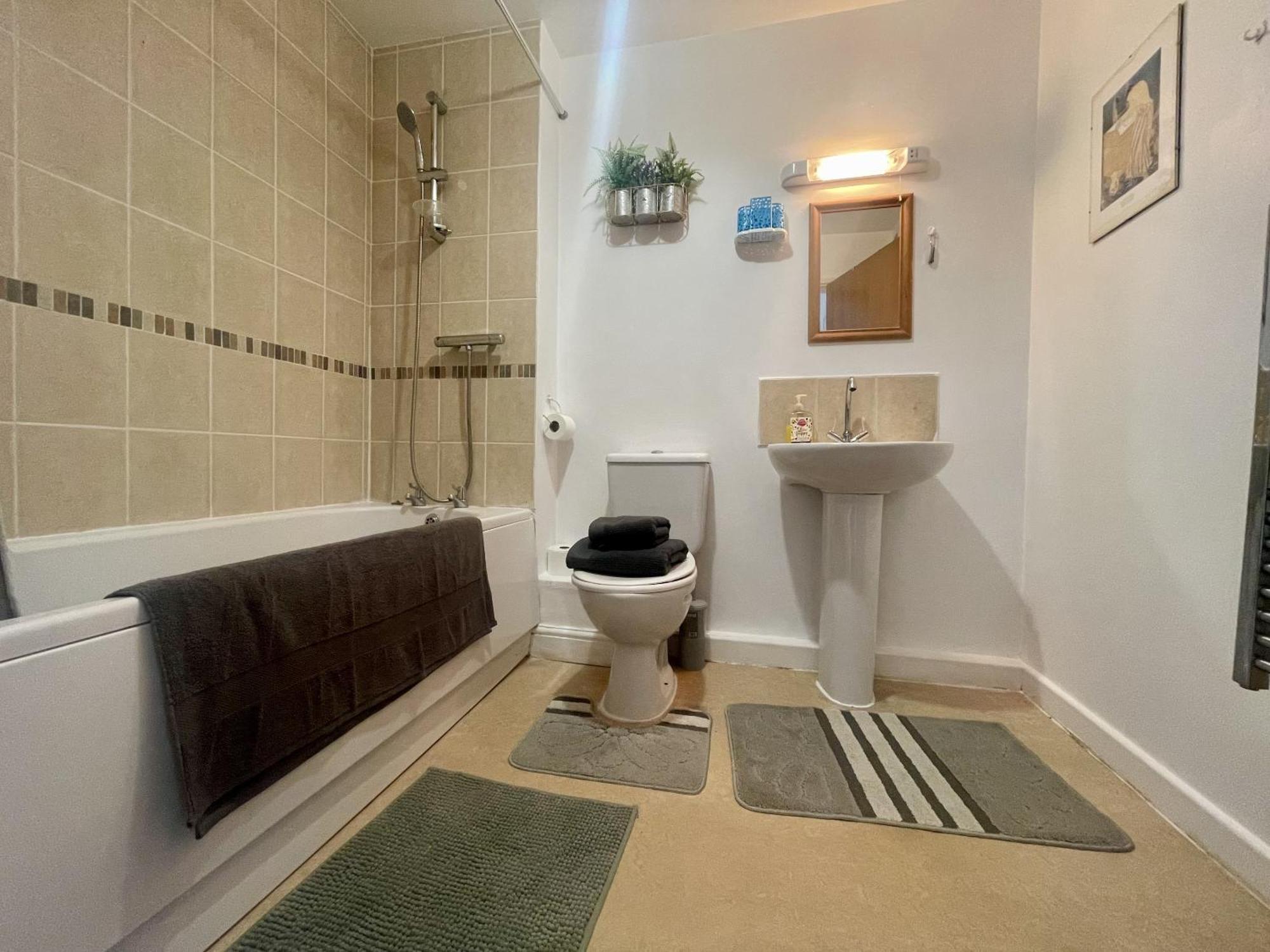 Hk Life Serviced Apartment , City Centre 스윈던 외부 사진