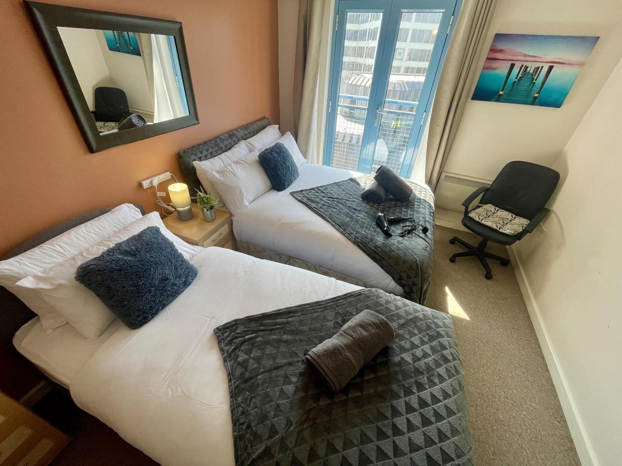Hk Life Serviced Apartment , City Centre 스윈던 외부 사진
