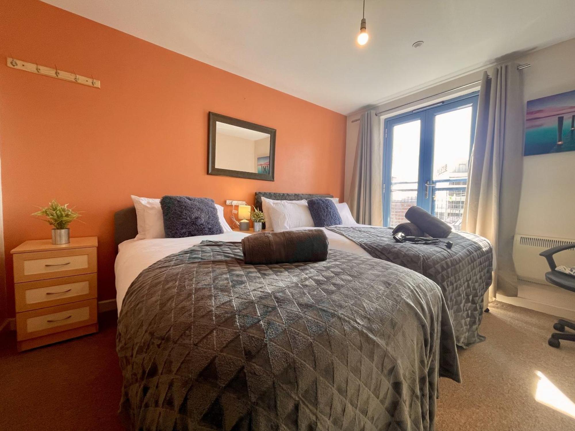 Hk Life Serviced Apartment , City Centre 스윈던 외부 사진